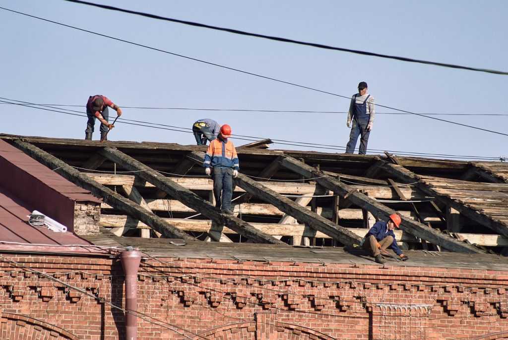 roof repairs workers