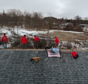 perople work on the roof